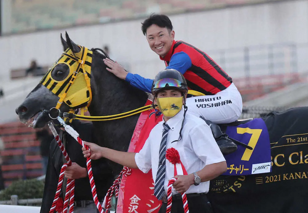 【画像・写真】＜金沢競馬JBC競争＞（10R・JBCクラシック）地方馬初となるJBCクラシックを制したミューチャリーを労う吉原（撮影・椎名　航）