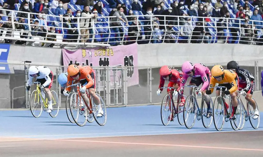 競輪祭の決勝でゴールへ向かう1着の吉田拓矢（左から3人目）