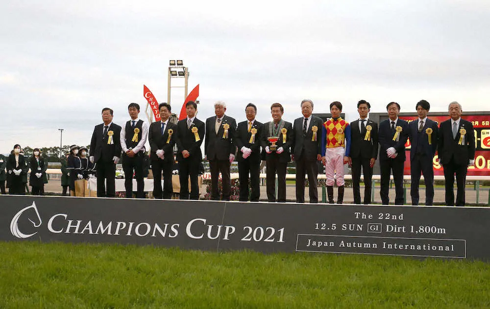 ＜中京11RチャンピオンズC＞記念撮影に納まる松山（右から5人目）らテーオーケインズ関係者