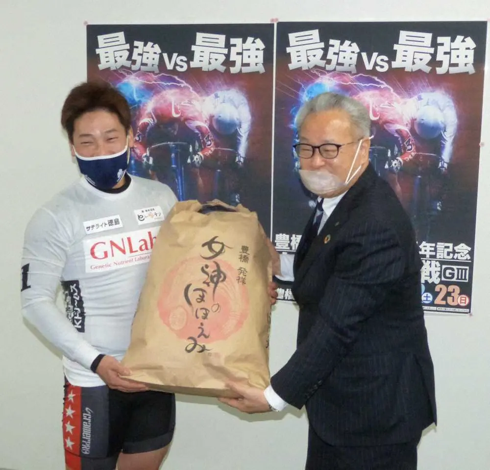 豊橋記念を制した原田（左）は豊橋市の浅井市長から副賞を受け取る