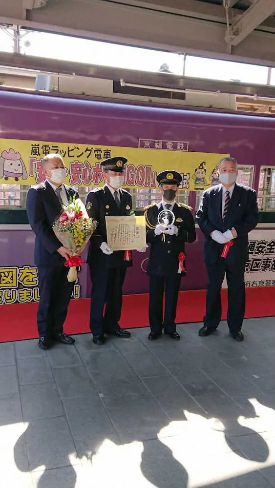 右京交通安全広報大使を務めるミルコ・デムーロ騎手（右から2人目）に右京警察署長から感謝状を贈呈