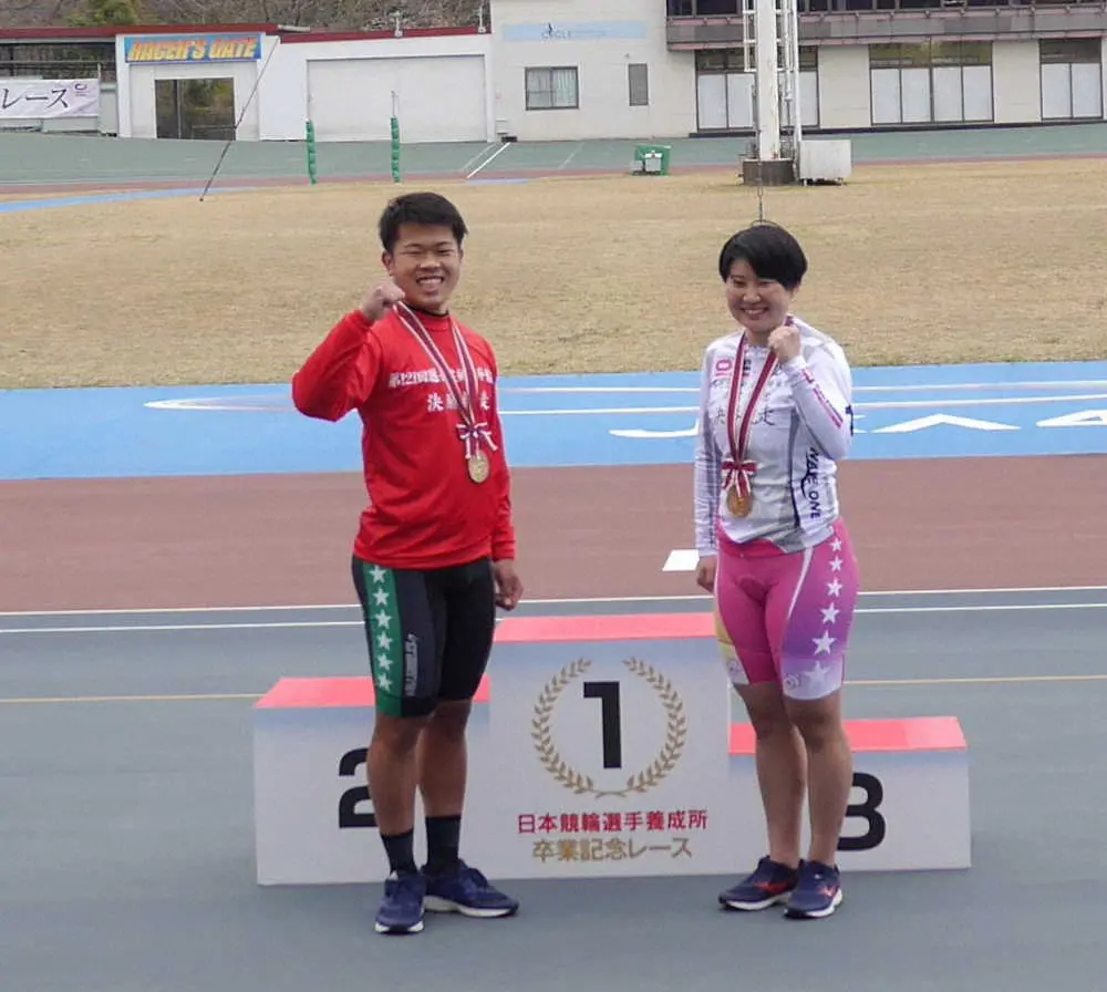卒業記念レースを優勝した纐纈洸翔（左）と畠山ひすい