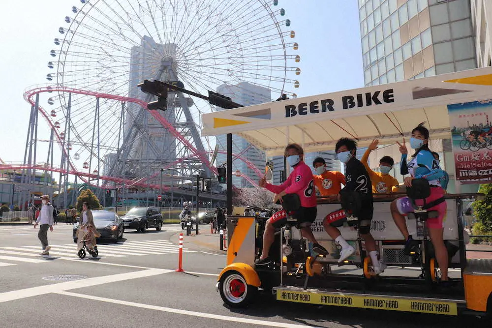 「横浜ビアバイク」に乗車して川崎競輪G3桜花賞・海老澤清杯をPRする選手たち
