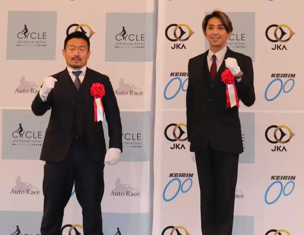 JKA補助事業交付式に参加した競輪選手の佐藤慎太郎（左）とオートレーサーの森且行