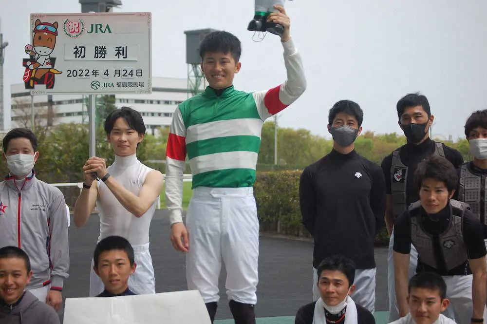 24日の福島4RでJRA初勝利を挙げた小牧加矢太騎手は騎手仲間に祝福されて記念撮影（撮影・小田　哲也）