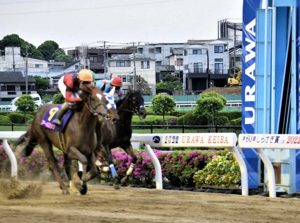 【画像・写真】馬場の真ん中を突き抜けて重賞初制覇を飾ったアールロッソ