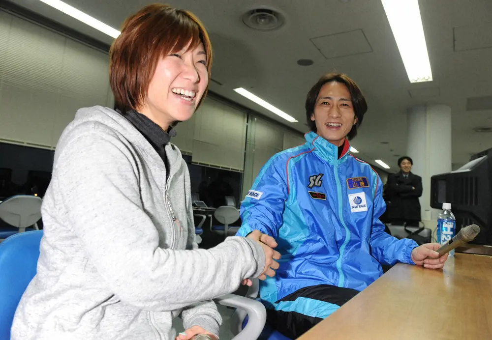 【画像・写真】12年に賞金王決定戦初優勝を果たし奏恵夫人と握手する山崎智也