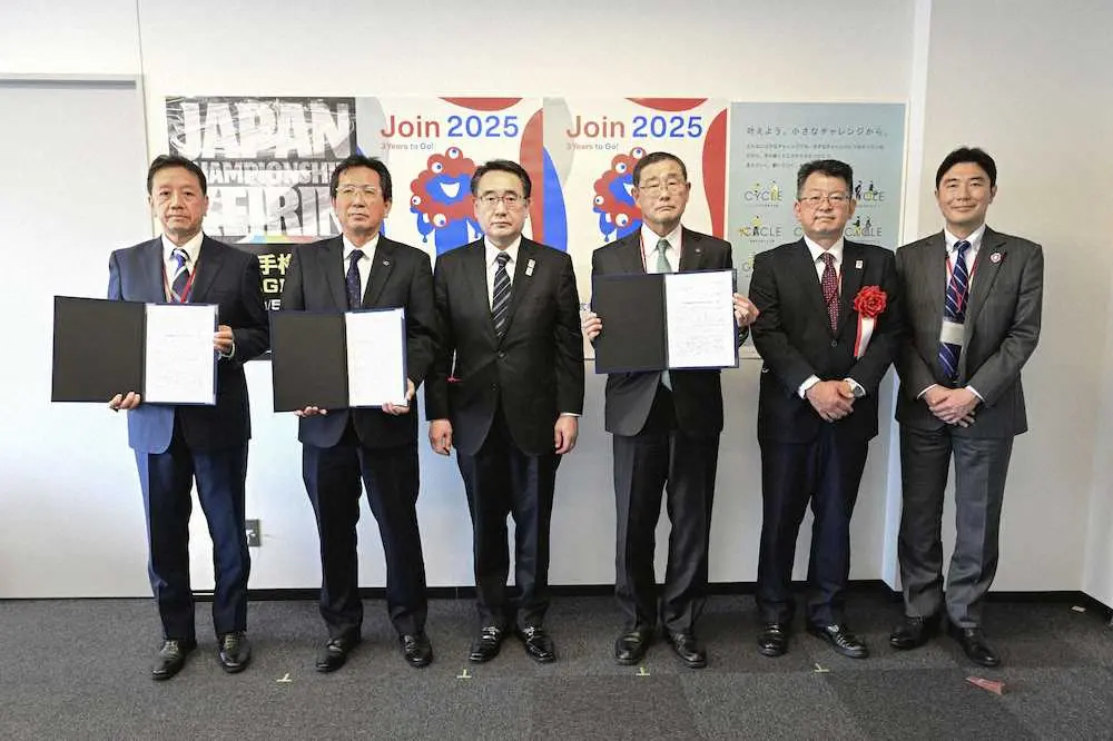 競輪界に大阪・関西万博への協力を要望し、写真に納まる日本国際博覧会協会の前田泰宏副事務総長（左から3人目）ら