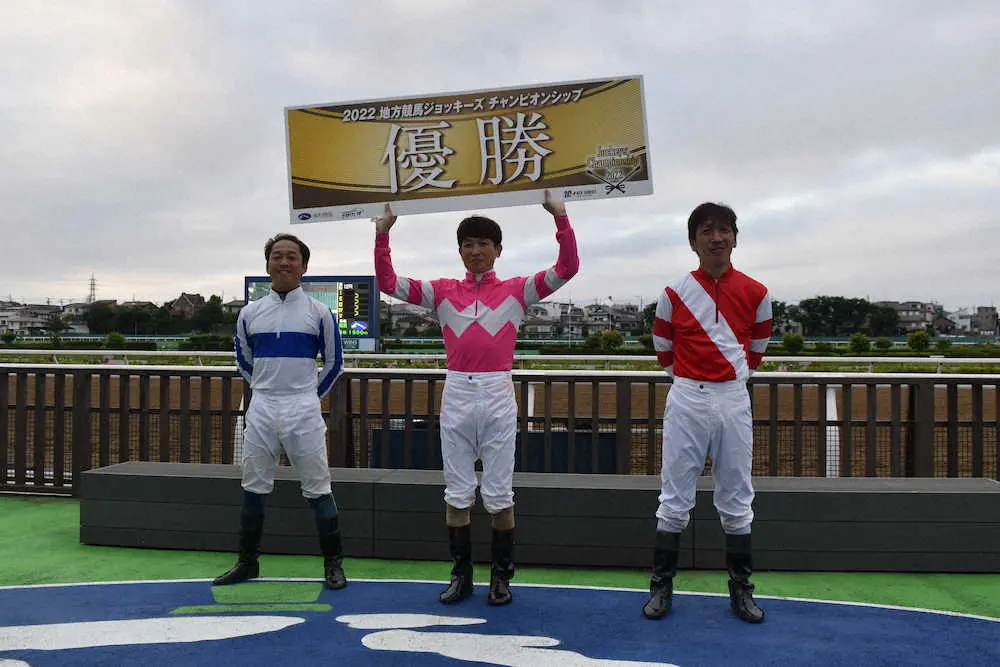 【画像・写真】優勝した岡部（中央）と2位の藤原（左）、3位村上