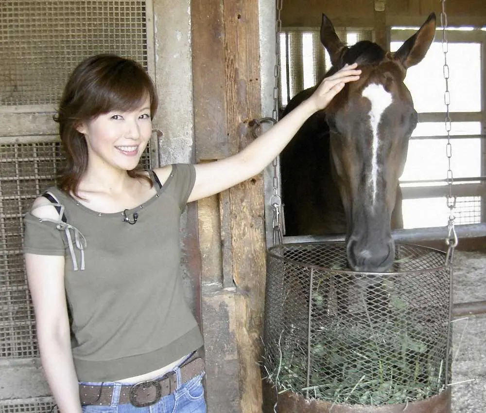 【画像・写真】愛馬オースミナナと。実は、ナナとペリーは同厩舎。ナナに会いに行ったところ、ペリーが爆睡していた