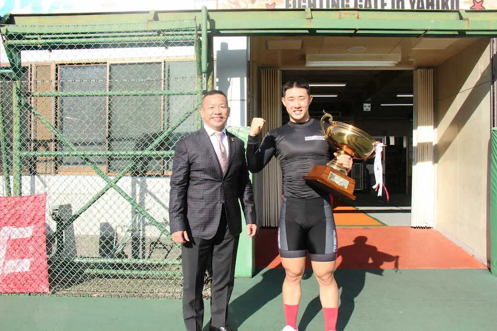 【画像・写真】13日の弥彦競輪スポニチ賞・小橋正義杯で優勝を飾り、デビュー24連勝を達成した中野慎詞（左）と小橋正義氏（弥彦競輪場提供）