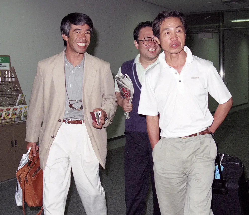 1998年、タイキシャトルでフランスG1「ジャックル・ル・マロワ賞」を制し、笑顔で帰国した藤沢和調教師と岡部騎手（右）