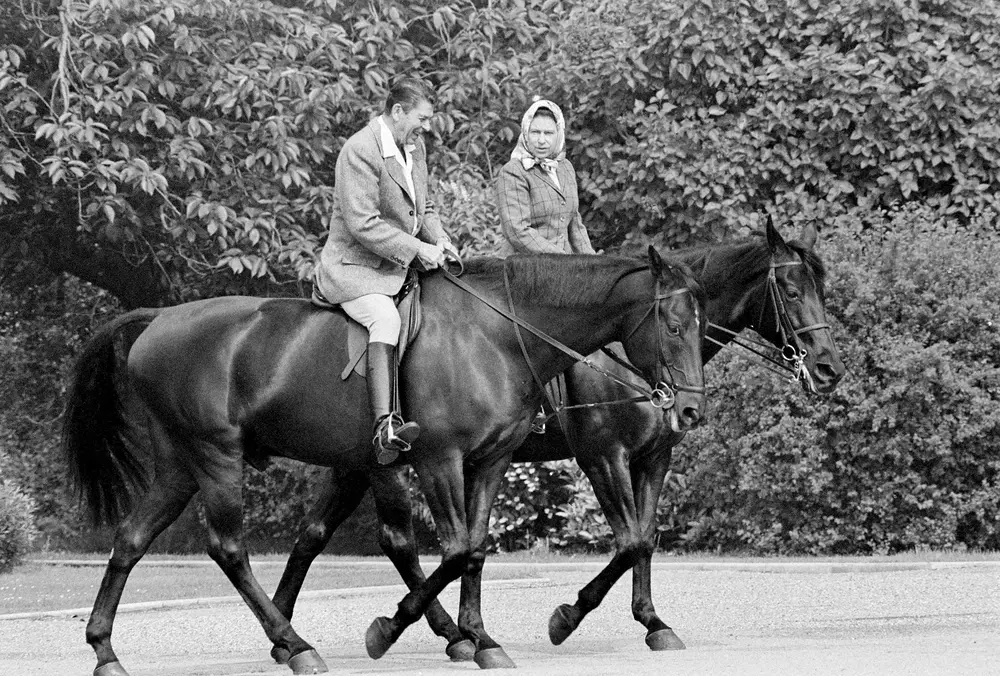 1982年、米レーガン大統領と乗馬を楽しむエリザベス女王（AP）