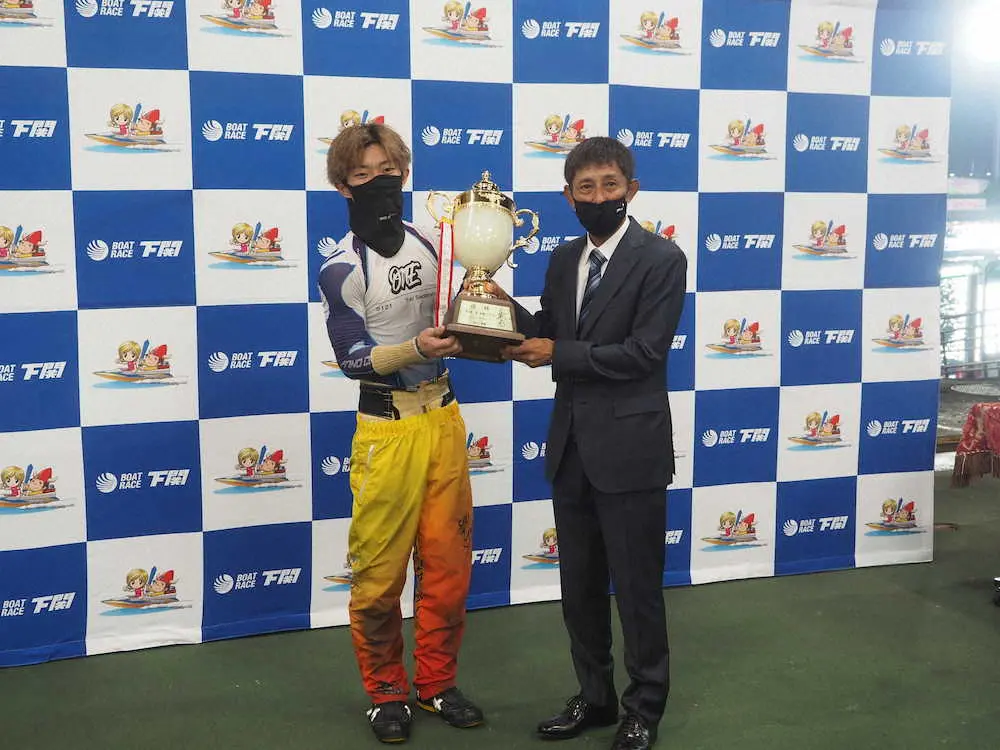 【画像・写真】表彰式の定松（左）と今村豊氏