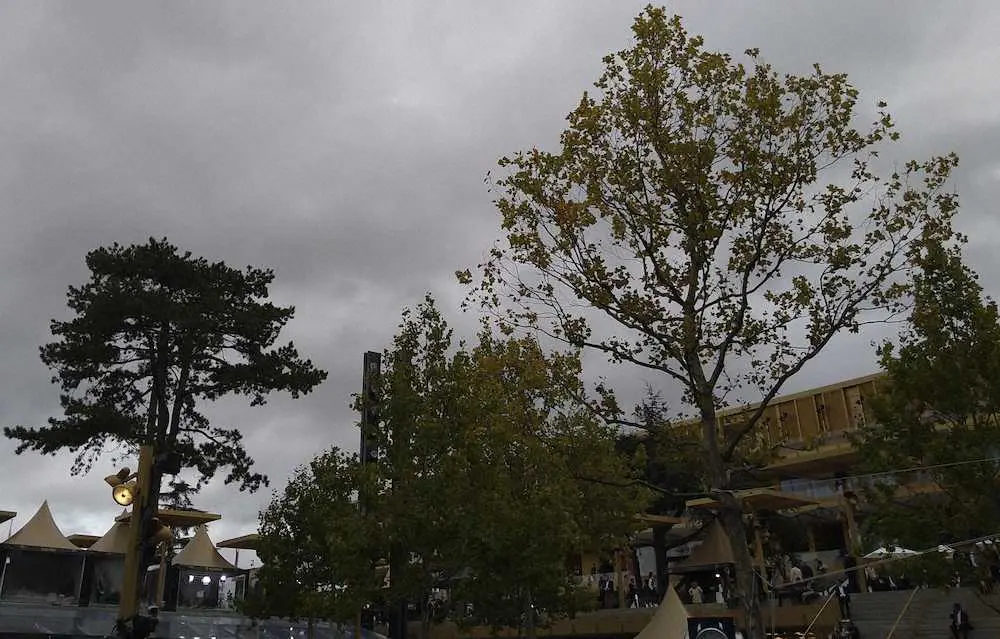 どんよりと曇っているパリロンシャン競馬場＝現地2日正午