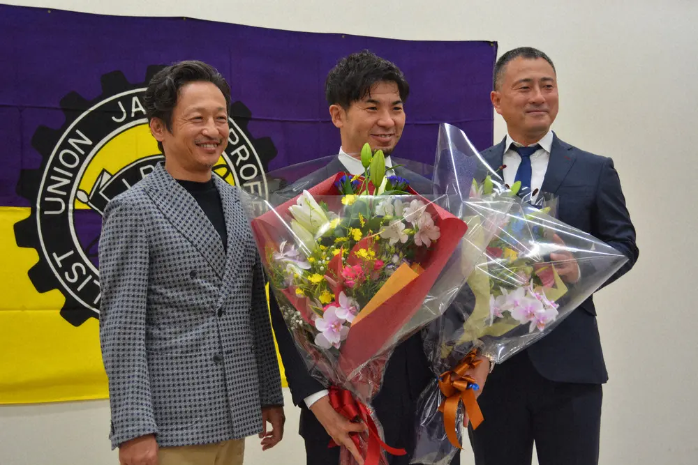 【画像・写真】山口幸二氏（左）と市田佳寿浩氏（右）と並び笑顔見せる村上