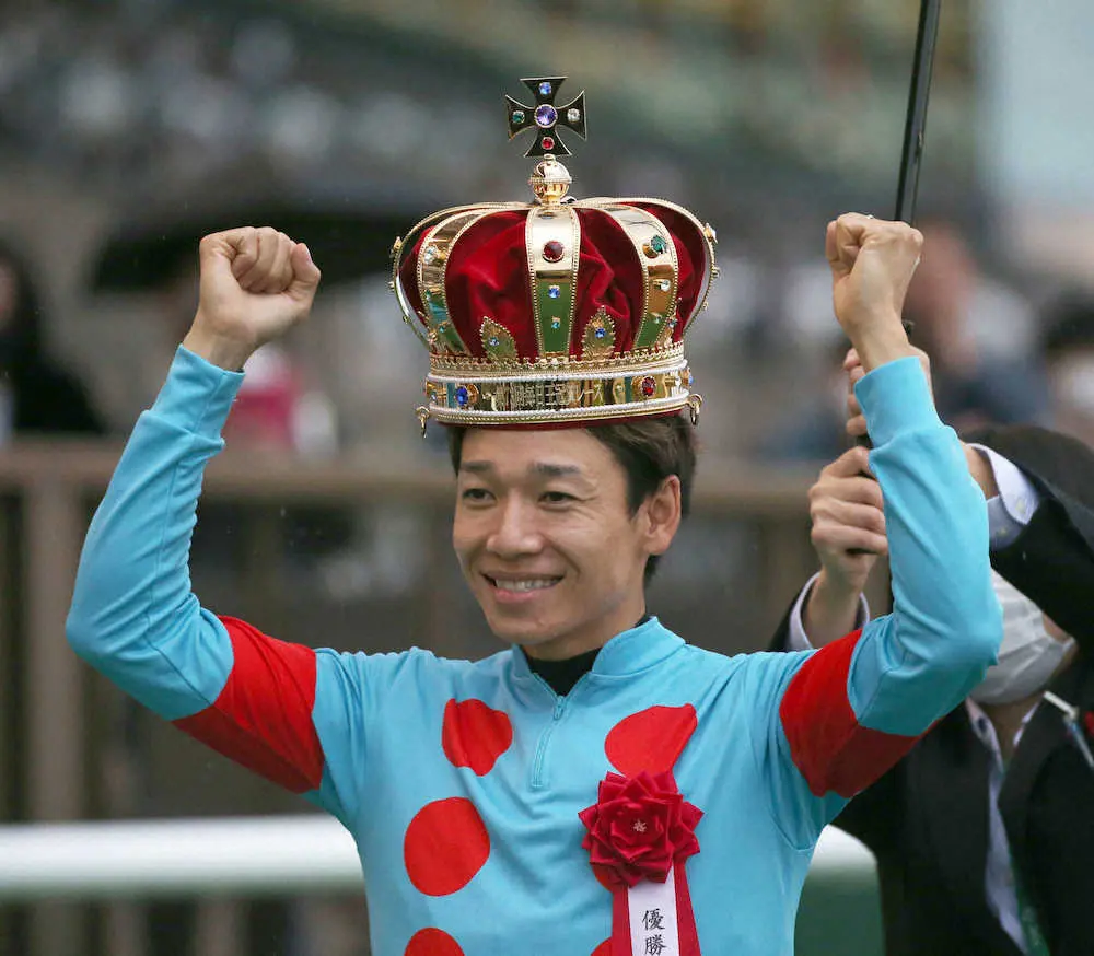 ＜東京11R＞サリオスに騎乗し毎日王冠を制した松山は「毎日王冠」を被りガッツポーズ　（撮影・西川祐介）