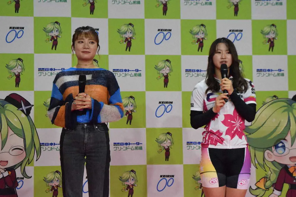 【画像・写真】トークショーを行った新井日和（左）と河内桜雪