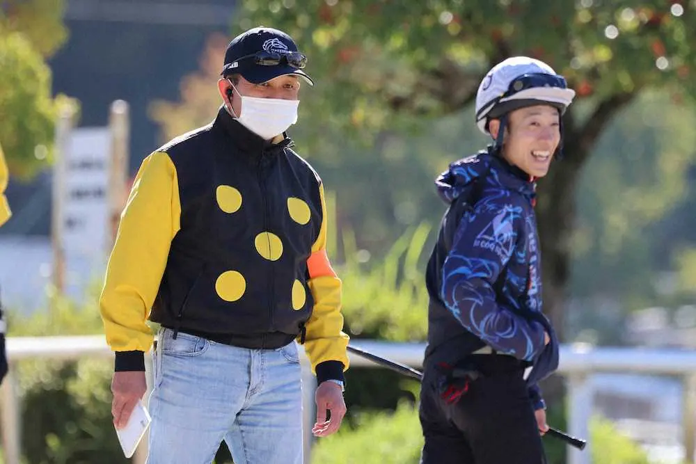 天皇賞・秋　ジャックドールの追い切り後、藤岡佑介騎手（右）から手応えを聞く藤岡健一調教師