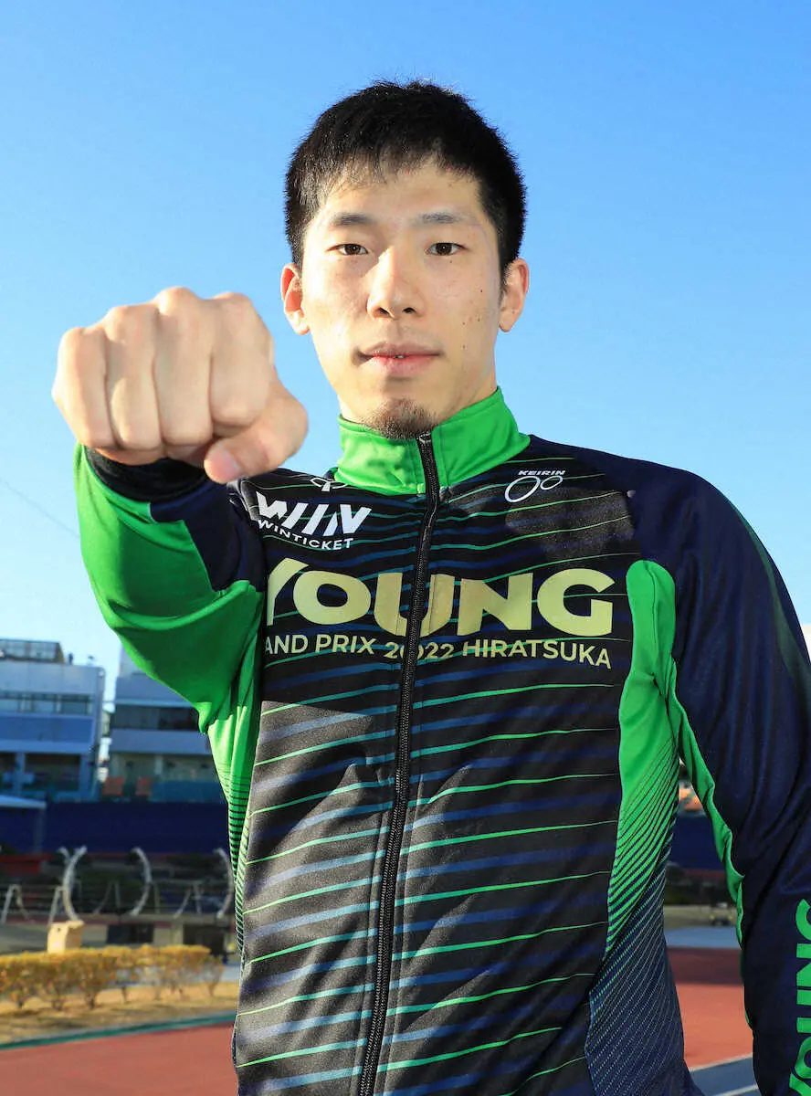 【画像・写真】ヤンググランプリに向けて拳を突き出す寺崎（撮影・篠原岳夫）