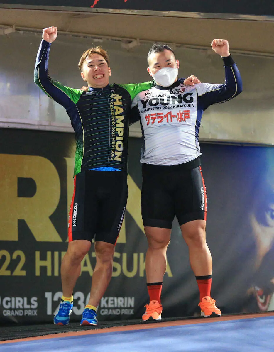 【画像・写真】＜ヤンググランプリ＞優勝した菊池（左）とラインを引っ張って2着の吉田は肩を組んでガッツポーズ（撮影・篠原岳夫）