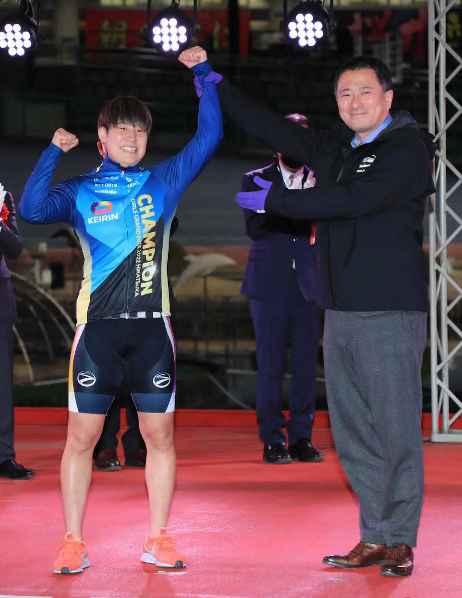 【画像・写真】優勝した柳原（左）は師匠の市田佳寿浩氏に祝福される（撮影・篠原岳夫）