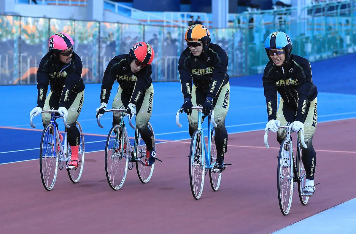 【画像・写真】公開練習で和やかな雰囲気で走る北日本ライン（左から）佐藤、新山、新田、守沢（撮影・篠原岳夫）