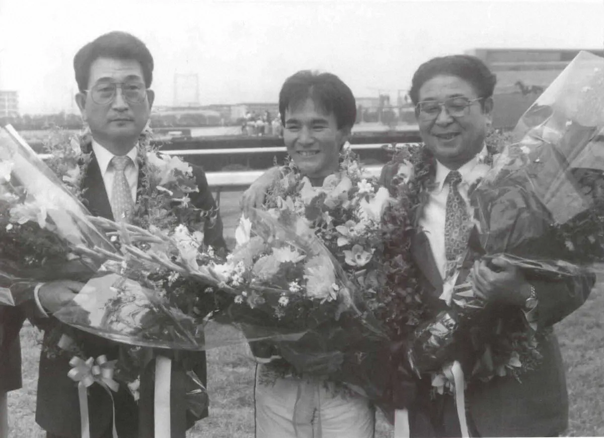 「第33回宝塚記念」、メジロパーマーで優勝した際の、大久保正陽さん（左）。（中央は山田泰誠騎手、右は北野オーナー）