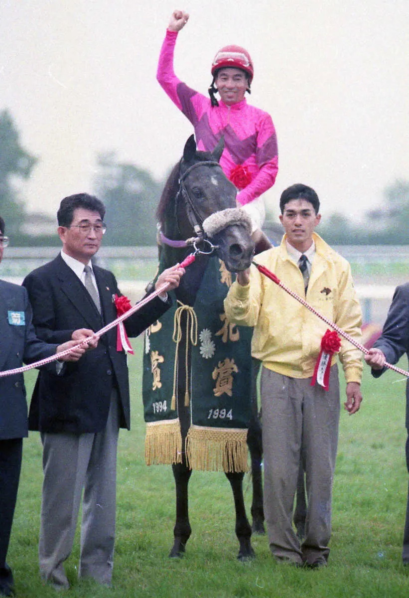 94年11月6日、菊花賞を制し、3冠馬となったナリタブライアンと大久保正陽調教師（左）