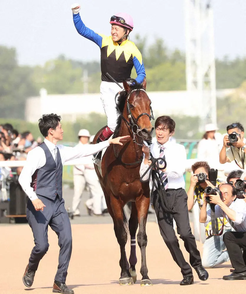 【画像・写真】18年の日本ダービーを制し右手を突き上げる福永