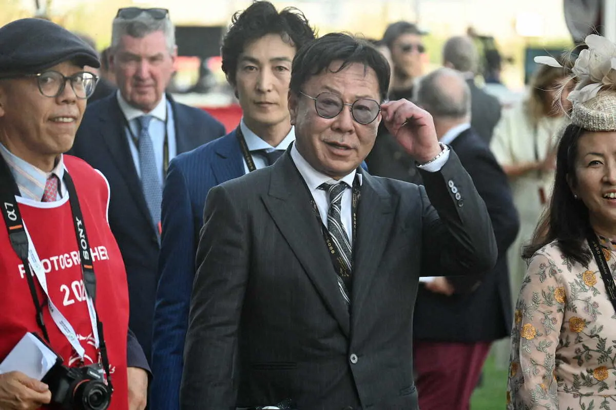 【画像・写真】ブルームがドバイゴールドカップを制した松島オーナー（中央）