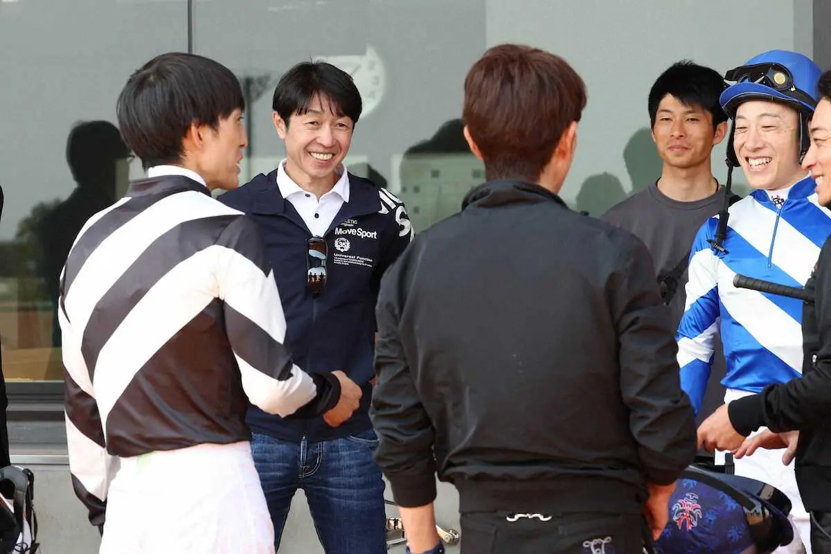 京都競馬場での試走会を終えた騎手らから話しを聞く武豊（左から2人目）
