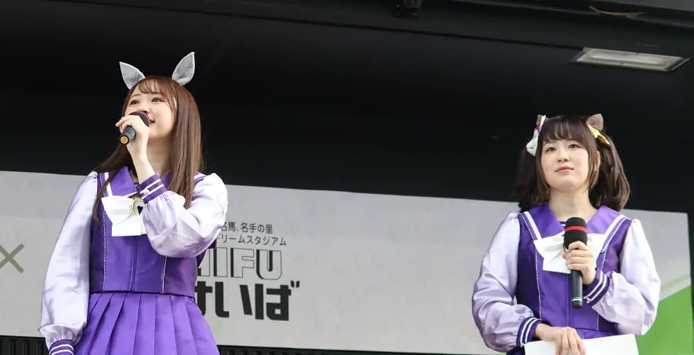 笠松競馬場でトークショーを行った、「ウマ娘」オグリキャップ役の高柳知葉（左）とイナリワン役の井上遥乃
