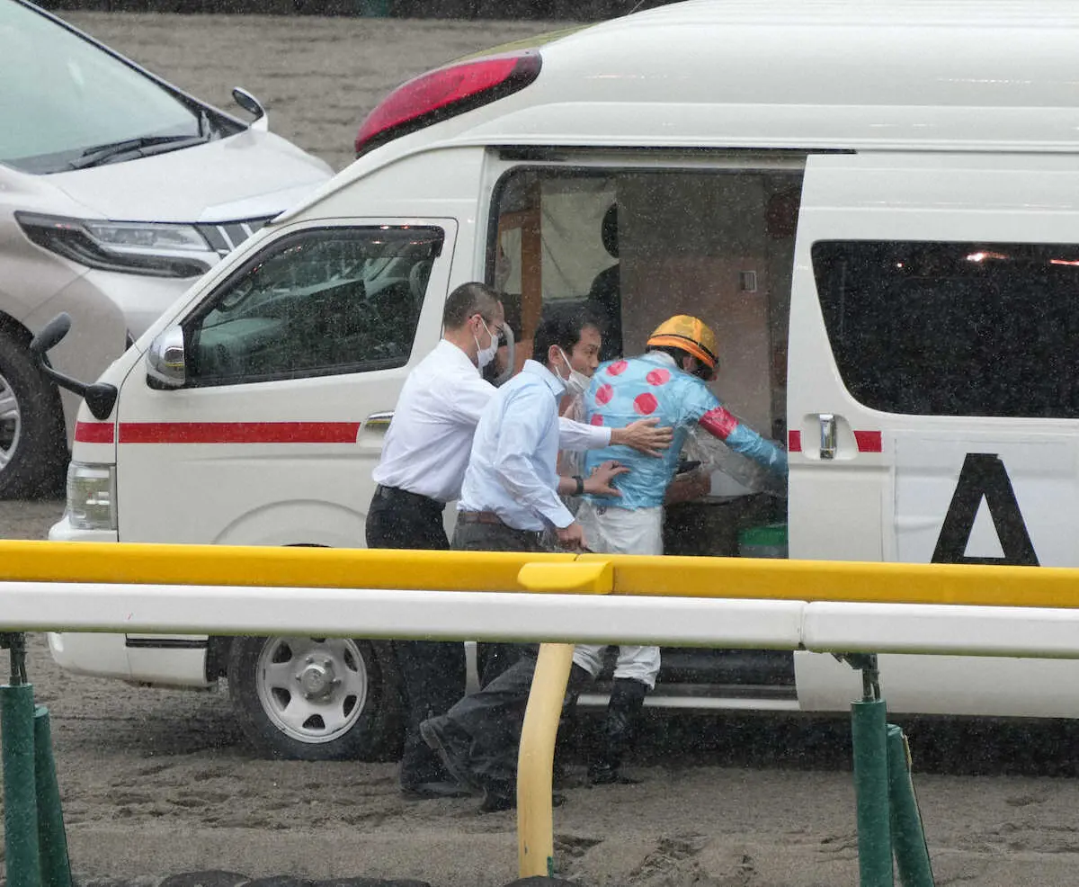 ＜東京7R＞本馬場入場で落馬した横山武は救急車に乗り込む（撮影・郡司　修）