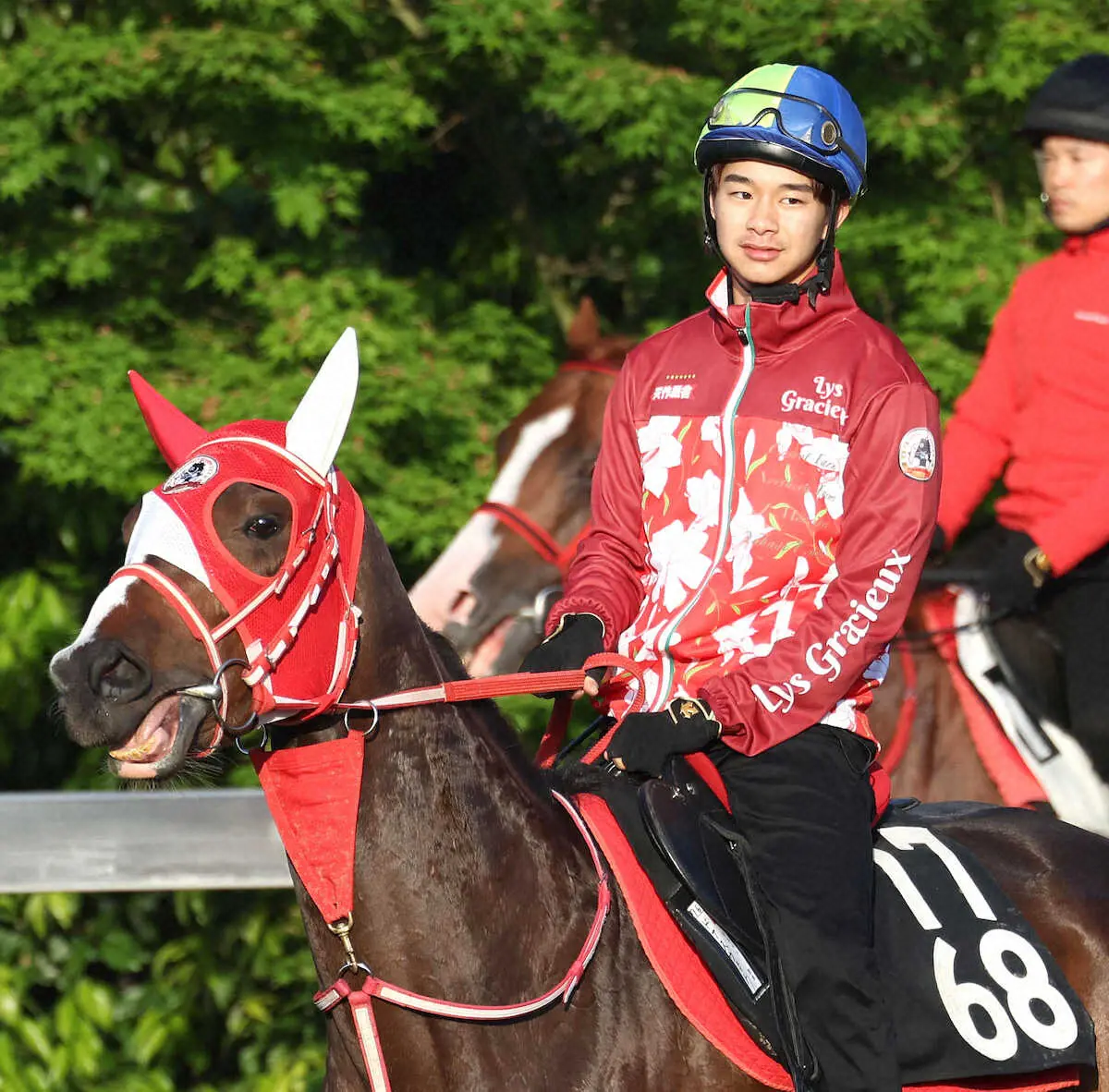 【画像・写真】角馬場でドナスウエットに騎乗する吉井章