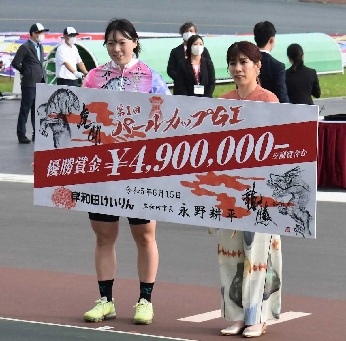 【画像・写真】プレゼンターの吉田沙保里さん（右）と並び笑みを浮かべる児玉