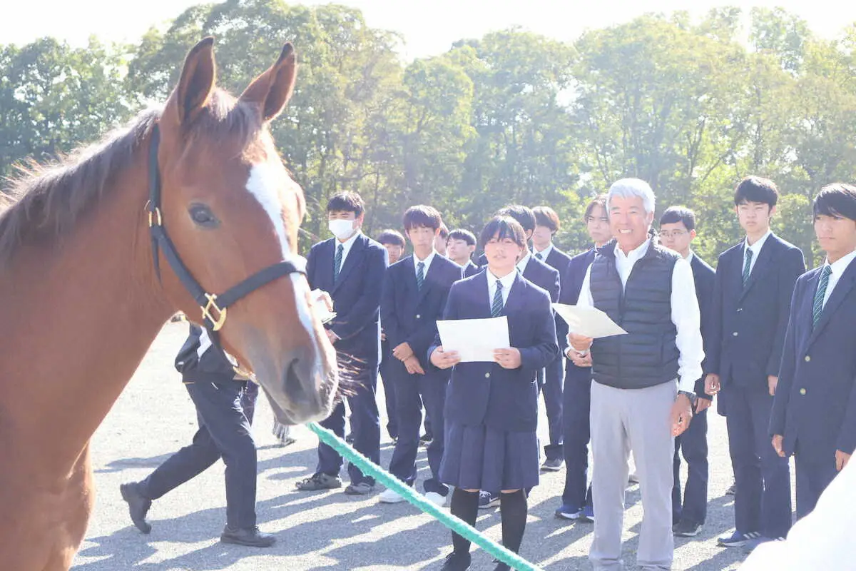 【画像・写真】静内農高の生徒と一緒に、同校で今春産まれた当歳馬をチェックする藤沢氏