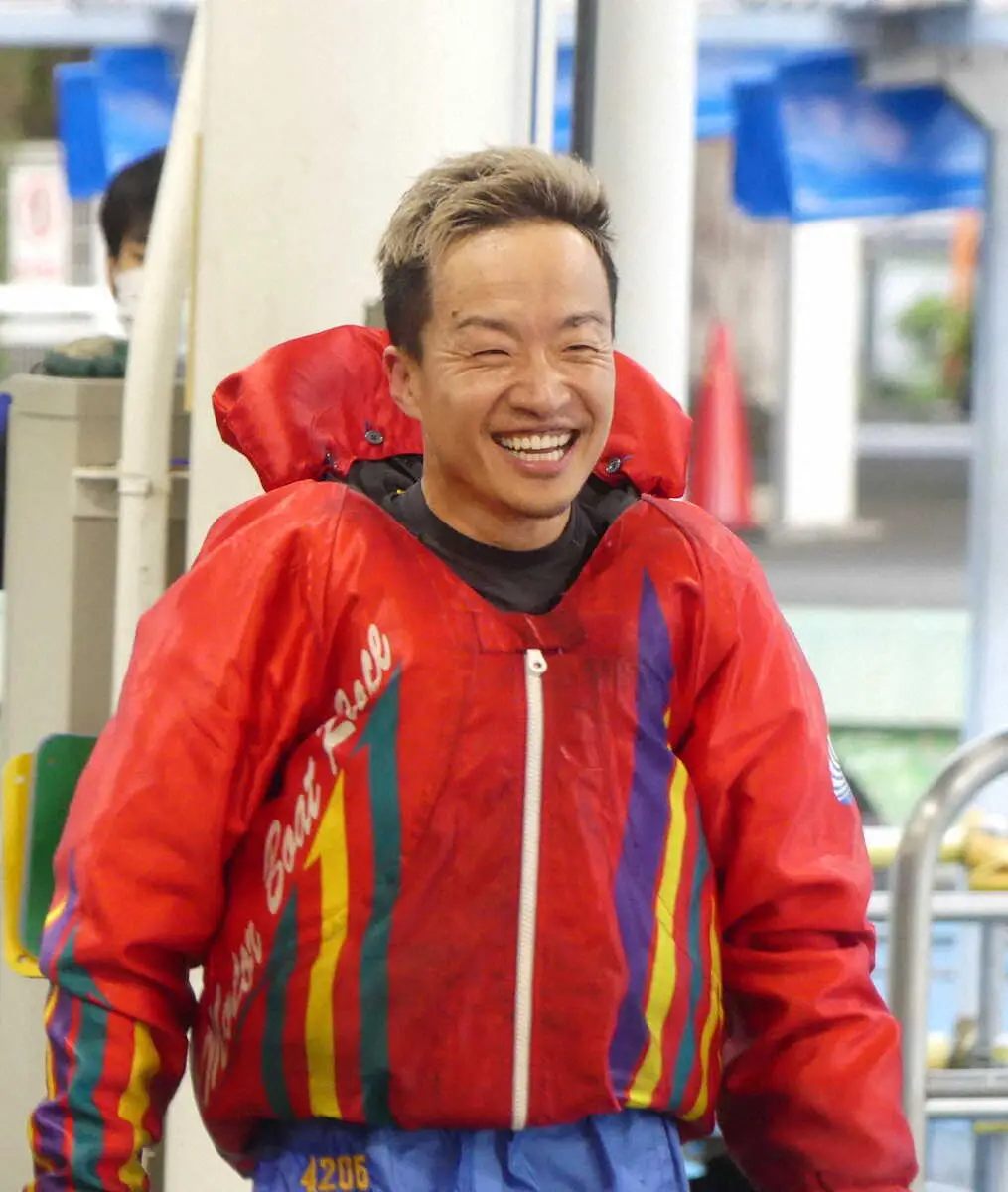 【画像・写真】【多摩川ボート・G1ウェイキーカップ】山口剛が捲り差しV　広島カラーの赤枠で決めた