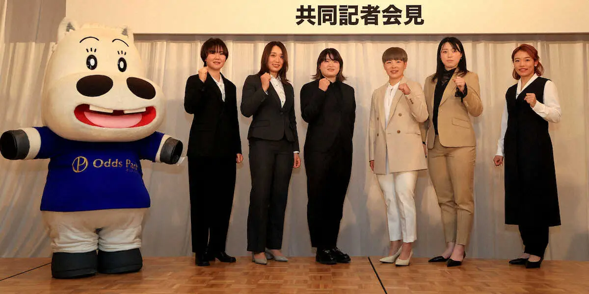【画像・写真】ガールズグランプリの出場選手たち（右から）佐藤、児玉、梅川、尾方、吉川、坂口、みどりのマキバオー（撮影・篠原岳夫）