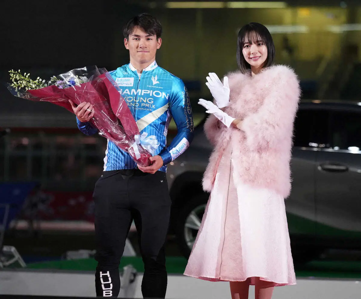 【画像・写真】＜ヤンググランプリ＞優勝した太田海也（左）はプレゼンターの岡田紗佳と笑顔（撮影・沢田　明徳）