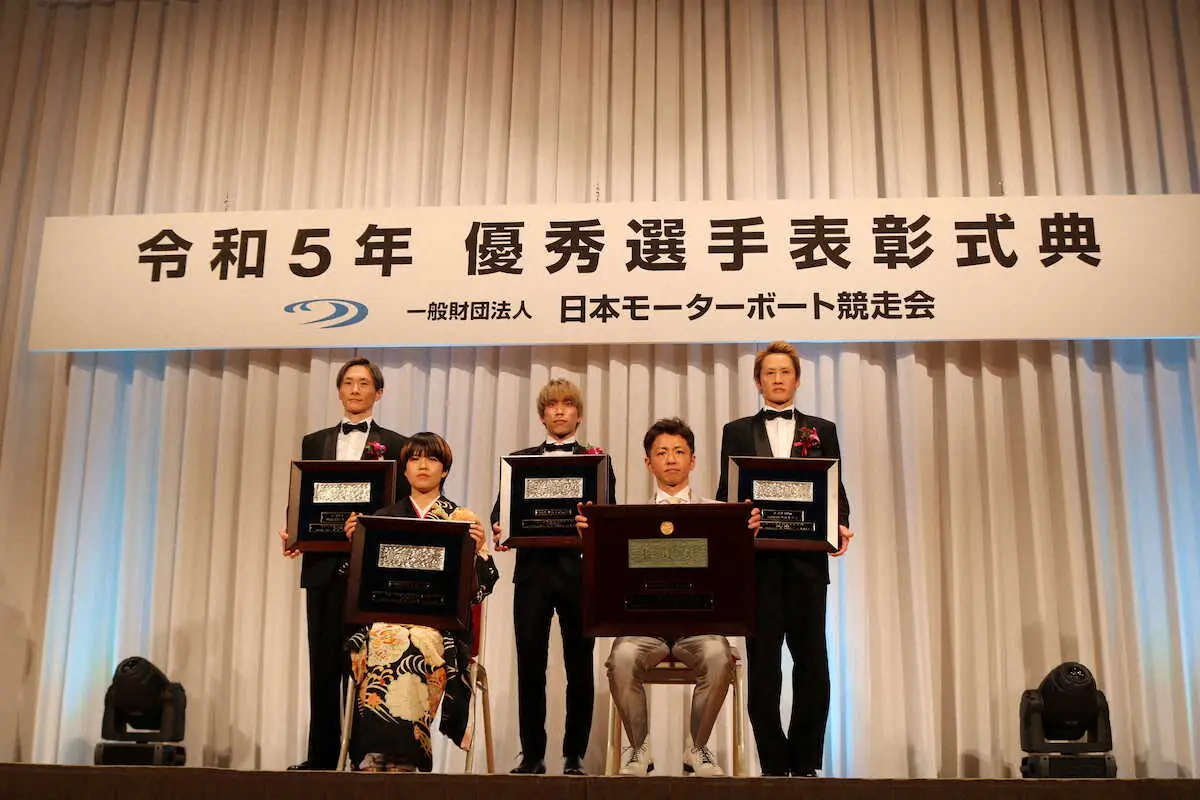 【画像・写真】ボートレース23年優秀選手3冠・石野貴之がシルバータキシードで表彰式に登場「今年も自分らしく」　