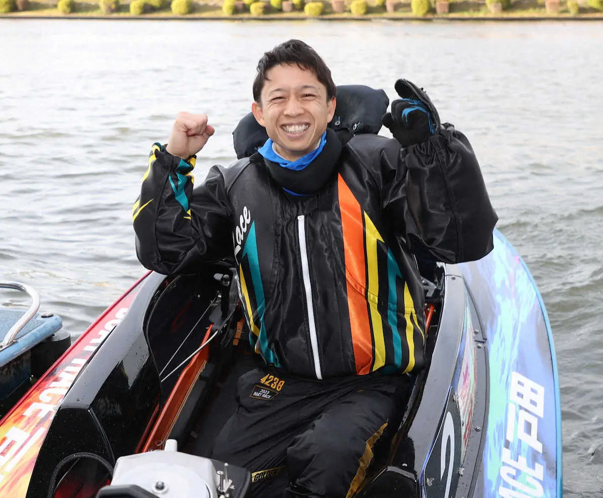【画像・写真】優勝した毒島は笑顔でガッツポーズ（撮影・村上　大輔）