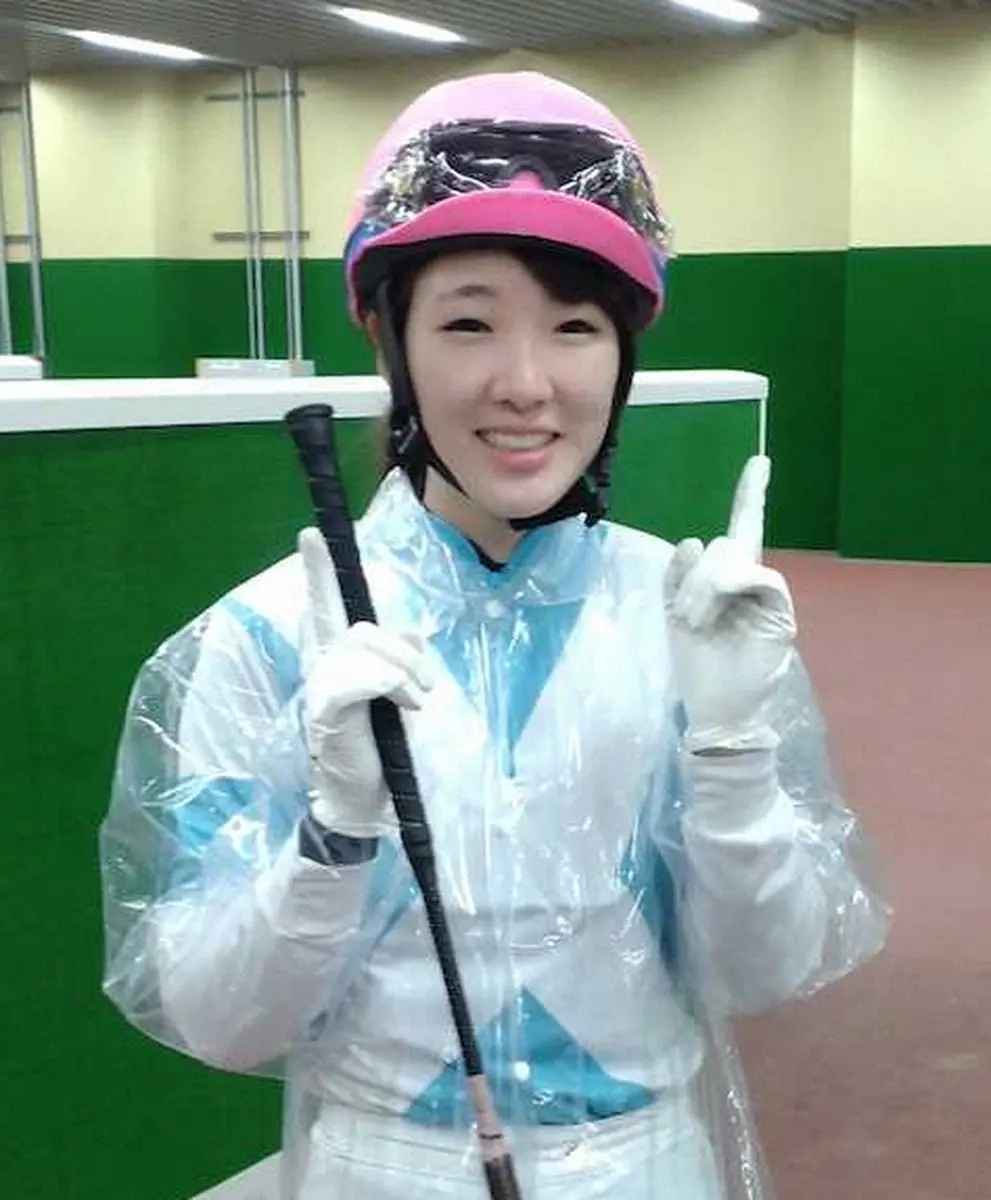 【画像・写真】笑顔でポーズをとる永島まなみ