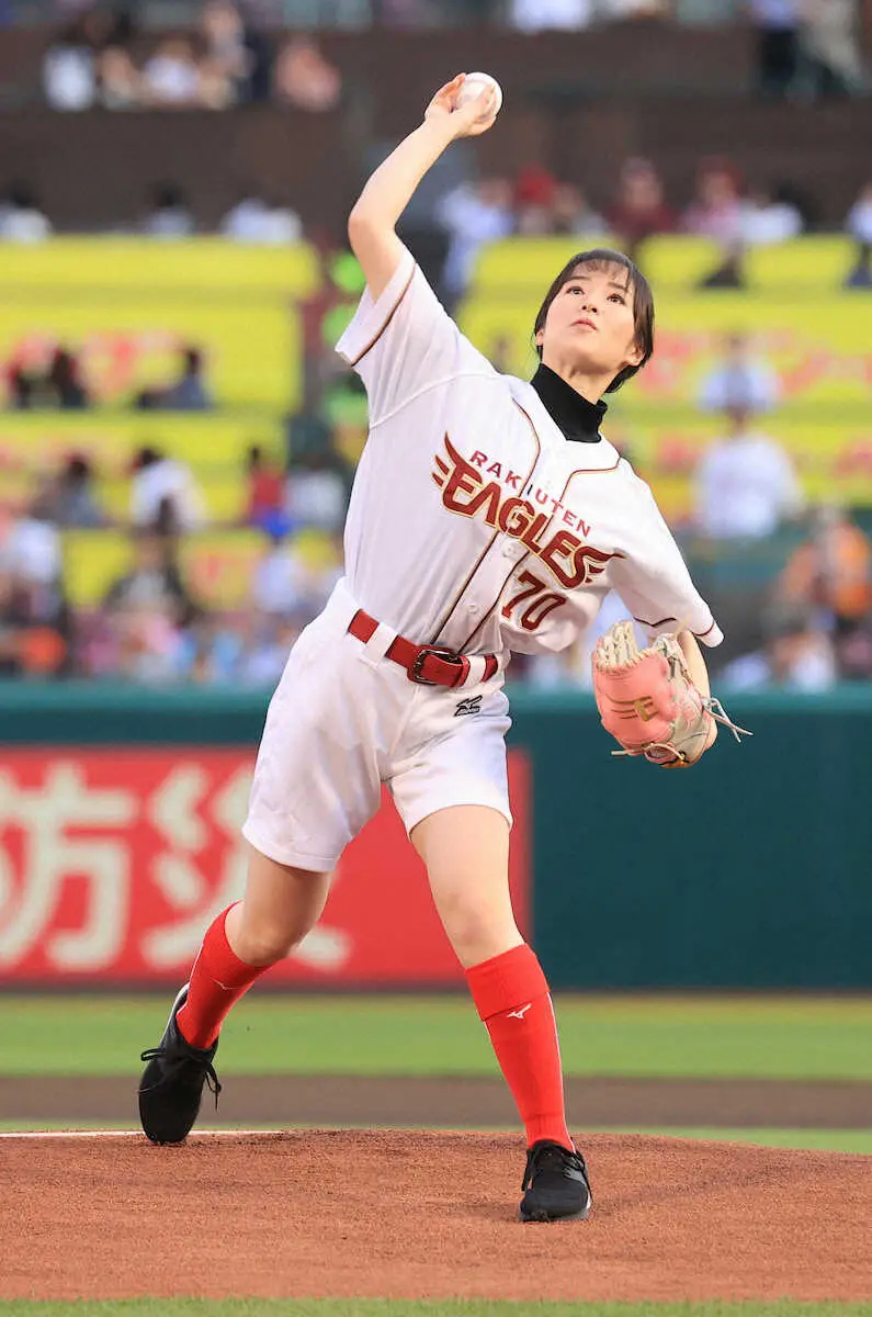 【画像・写真】楽天ー巨人戦の始球式に藤田菜七子が登場（撮影・篠原岳夫）