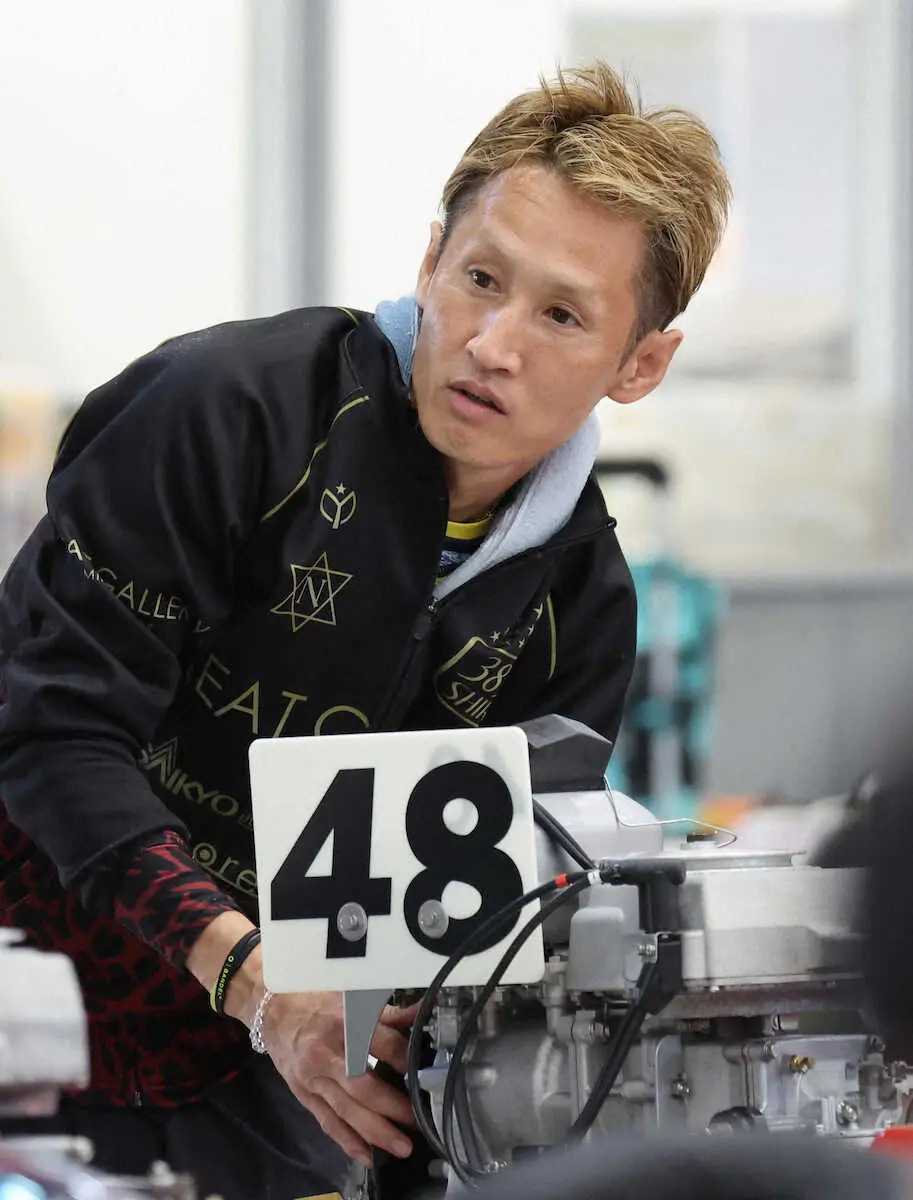 【画像・写真】強力機を引き当てた当地グランプリ覇者の白井英治（撮影・成瀬　徹）