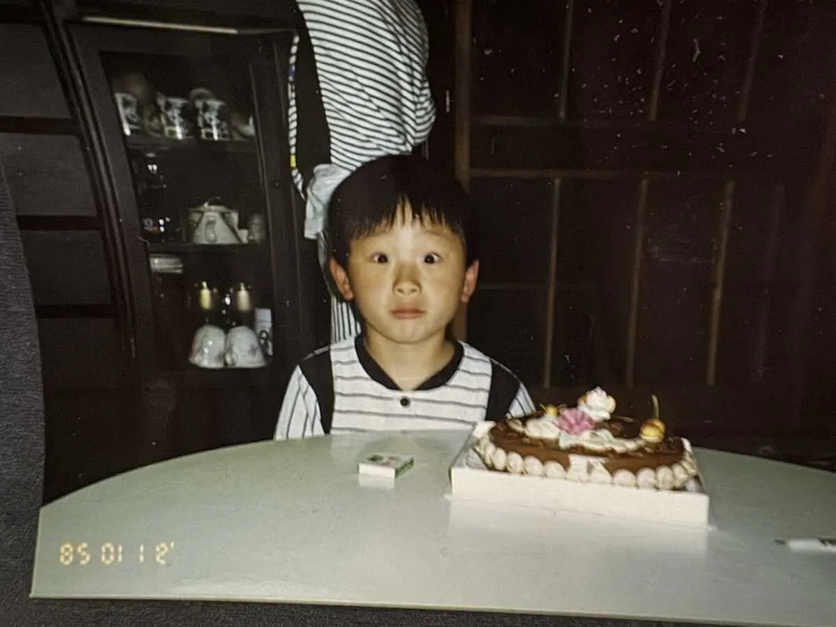 【画像・写真】弟の誕生日のお祝いをする6歳の時の峰（峰真弓さん提供）