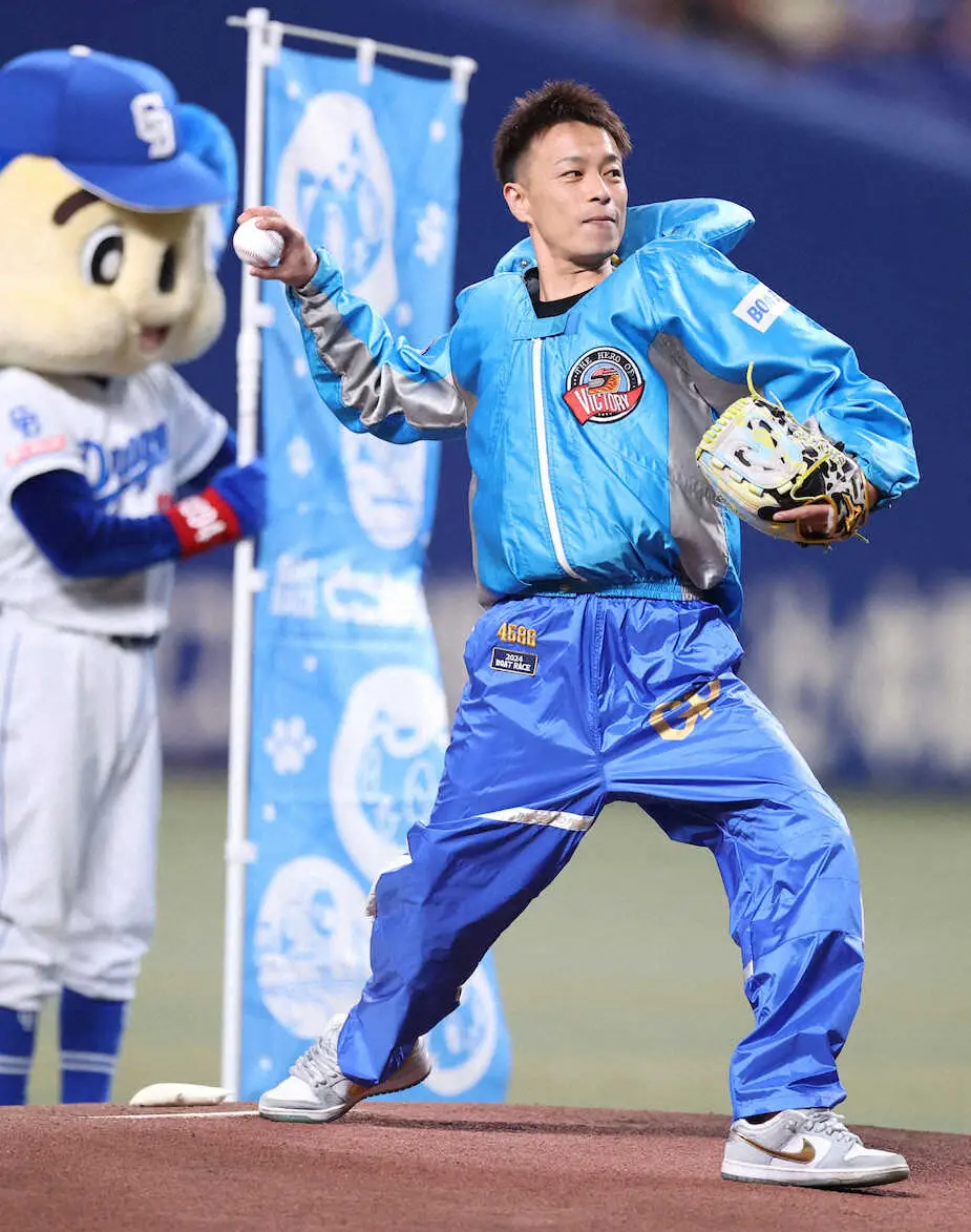 【画像・写真】【ボートレースとこなめ】中日―阪神戦でPR　磯部誠　初のファーストピッチはノーバウンドでストライク