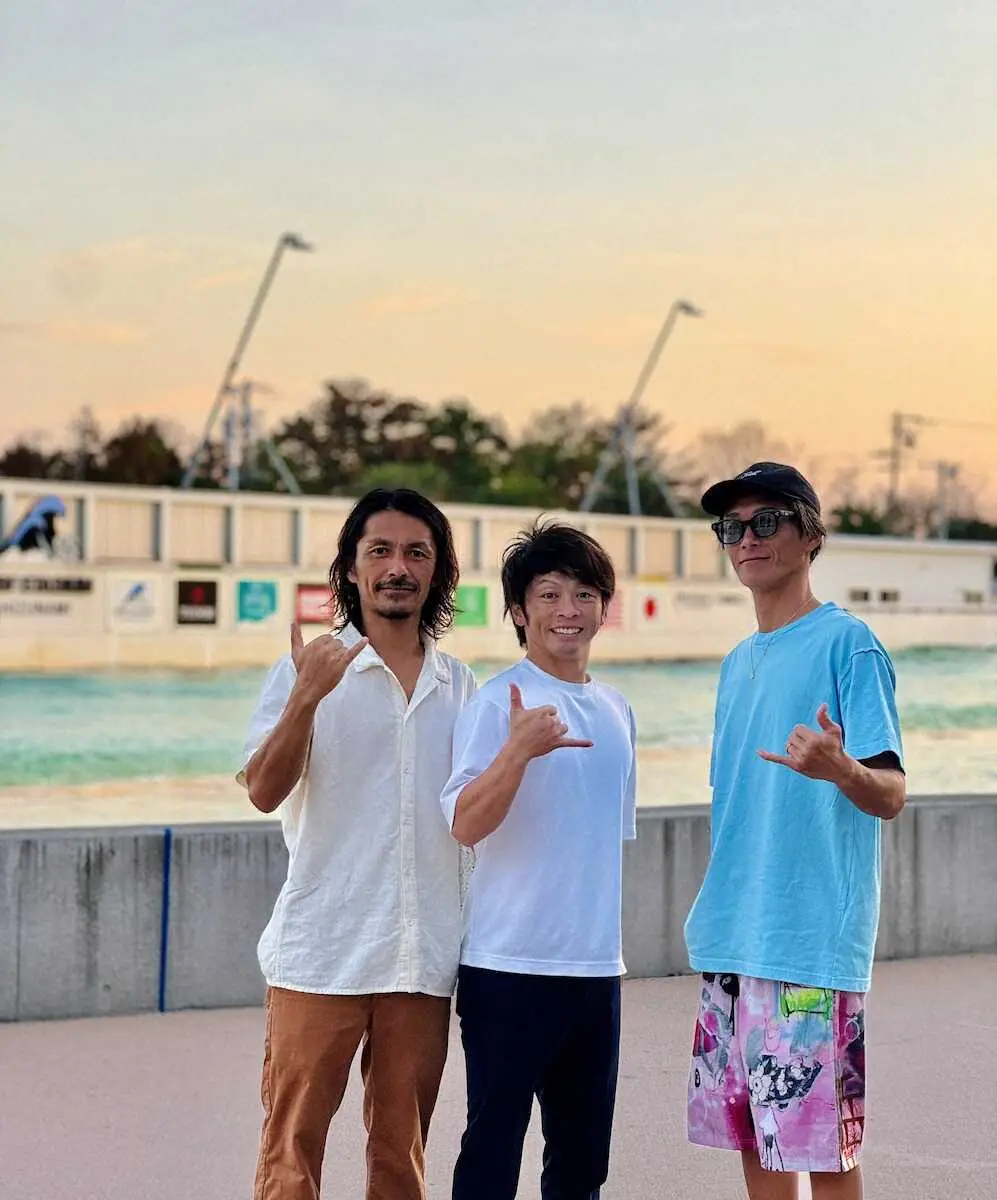 【画像・写真】後藤正宗（左）、片岡雅裕（中）と静岡県の人工サーフ施設を訪れた峰（本人提供）