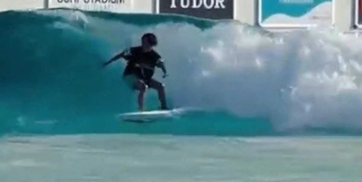 【画像・写真】人工サーフ施設でサーフィンを楽しむ峰（本人提供）