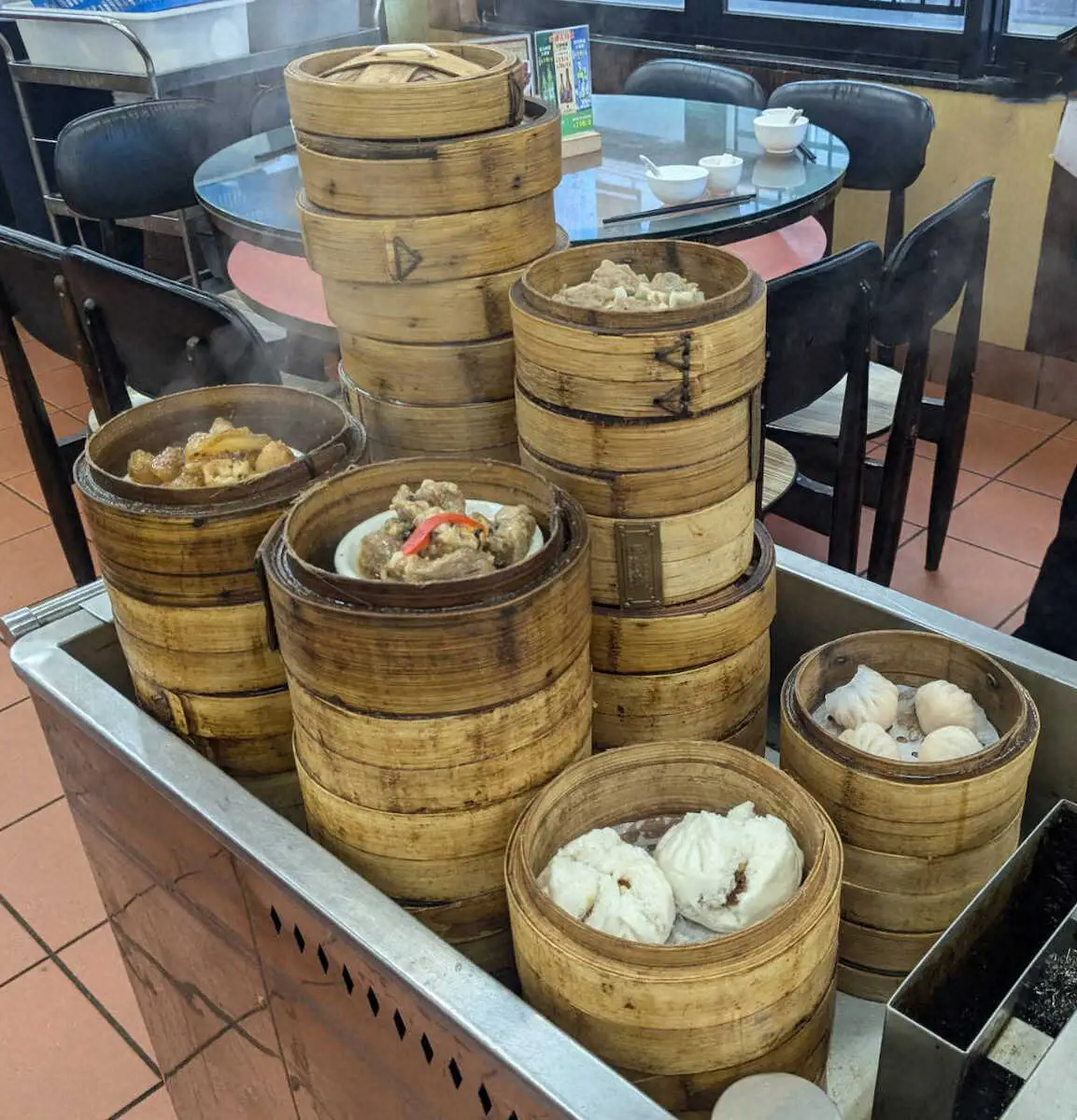 【画像・写真】「六安居」にて、ワゴンで運ばれてきた小籠包や餃子など（撮影・坂田　高浩）